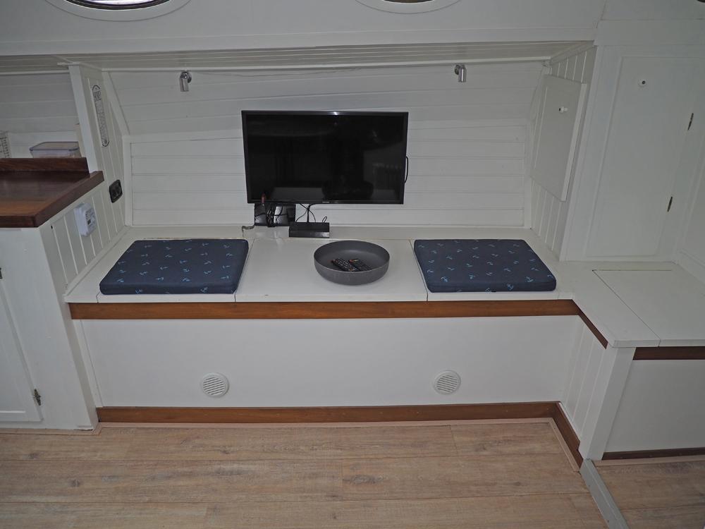 Saloon, Accommodation